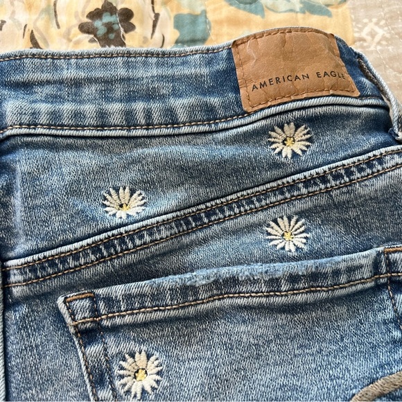American Eagle Hi Rise Shortie w/Daisy design - Picture 3 of 6